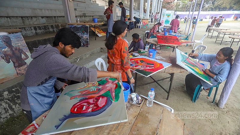 ‘তারুণ্যের উৎসবের’ প্রথম দিন ঢাকা বিশ্ববিদ্যালয়ের কেন্দ্রীয় খেলার মাঠে হয় চিত্রাঙ্কন প্রতিযোগিতা। বিশ্ববিদ্যালয়ে শিক্ষার্থীরা এতে অংশ নেন