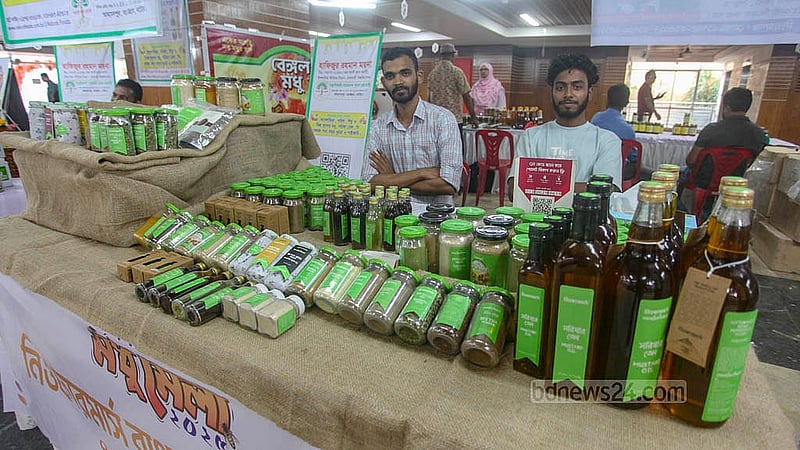 ঢাকার তেজগাঁওয়ে বিসিক ভবনে পাঁচ দিনের মধু মেলায় স্টল সাজিয়ে বসেছেন ক্ষুদ্র উদ্যেক্তারা