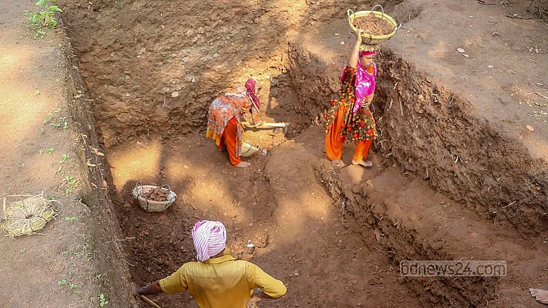 কুমিল্লার সদর দক্ষিণ উপজেলার বারপাড়া ইউনিয়নে পুরাকীর্তির সন্ধানে মাটি খনন করছে কুমিল্লার প্রত্নতত্ত্ব অধিদপ্তর