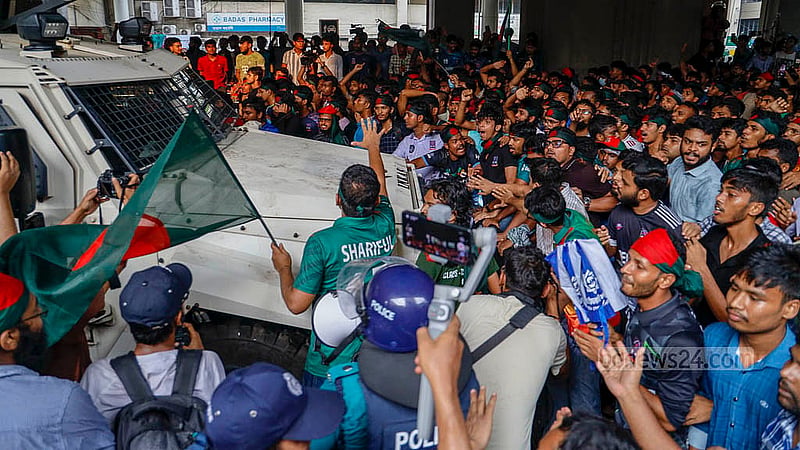 চাকরিতে কোটা সংস্কারের দাবিতে বৃহস্পতিবার শাহবাগ অবরোধের পর আন্দোলনকারীরা মিছিল নিয়ে সামনে এগোলে পিছু হটতে বাধ্য হয় পুলিশ