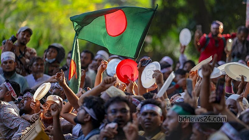 মূল বেতনের ২০ শতাংশ বাড়ি ভাড়া নির্ধারণসহ নানা দাবিতে এমপিওভুক্ত শিক্ষক-কর্মচারীরা রোববার বিকালে কেন্দ্রীয় শহীদ মিনার থেকে শিক্ষা ভবনের দিকে এগোতে থাকেন।