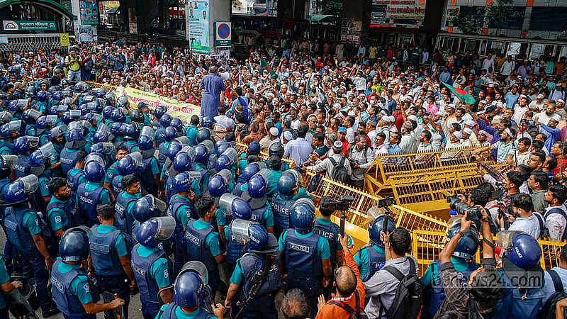 এমপিওভুক্তির দাবি নিয়ে সচিবালয় অভিমুখী পদযাত্রা পুলিশ আটকে দিলে ব্যারিকেডের সামনে দাঁড়িয়ে স্লোগান দিতে থাকেন স্বীকৃতিপ্রাপ্ত ননএমপিও শিক্ষা প্রতিষ্ঠানের শিক্ষকরা