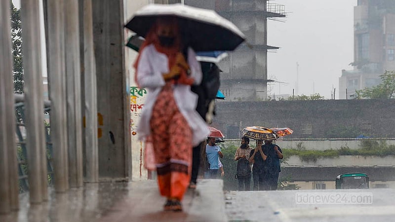 নিম্নচাপের কারণে রোববার সকালের দিকে বৃষ্টি কিছুটা কম থাকলেও দিন বাড়ার সাথে সাথে বিরতিহীনভাবে ঝরে
