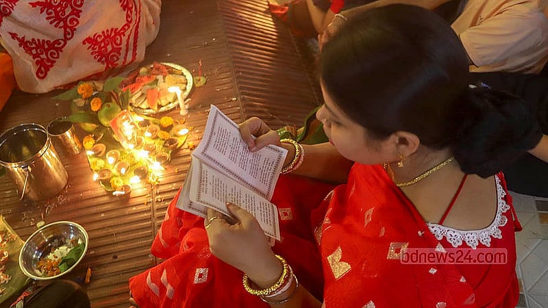 প্রদীপ প্রজ্জ্বলনের পুরোটা সময়টা লোকনাথের প্রণামমন্ত্র পাঠ করেন ভক্তদের অনেকেই