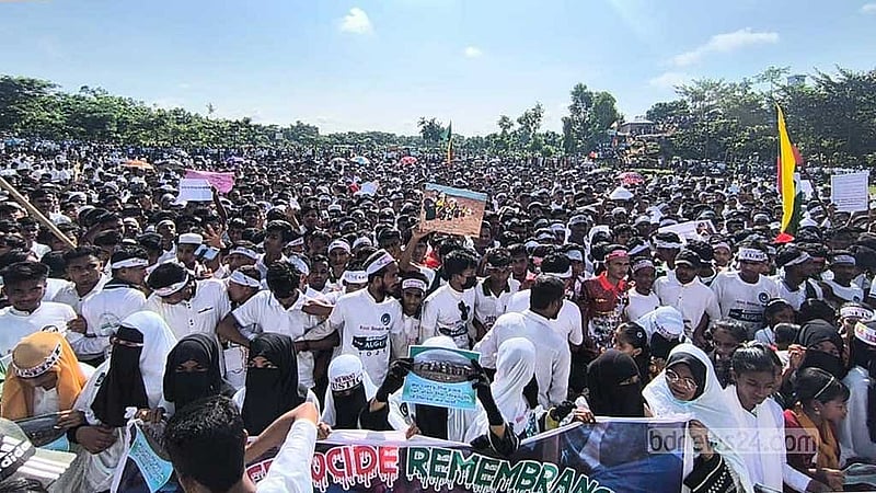 ভিটেমাটি ছাড়ার আট বছর পূর্তি উপলক্ষে সোমবার কক্সবাজারের উখিয়ায় মধুরছড়া আশ্রয়শিবিরের খেলার মাঠে সমাবেশ করেন হাজারো রোহিঙ্গা