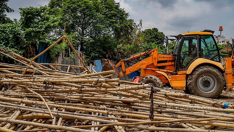 ঢাকার মোহাম্মদপুরে বৃহস্পতিবার রামচন্দ্রপুর খালের উপর গড়ে তোলা অবৈধ বাঁশের স্থাপনা ভেঙে দেয় ঢাকা উত্তর সিটি করপোরেশন
