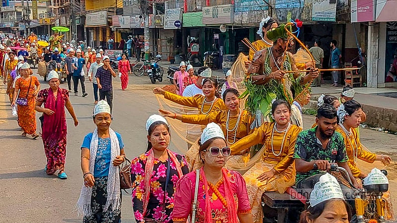 নতুন বছরকে বরণ ও পুরনোকে বিদায় জানাতে মঙ্গলবার খাগড়াছড়ি জেলা শহরে বৈসাবি শোভাযাত্রায় ঐতিহ্যবাহী পোশাক, অলঙ্কার আর বাদ্যযন্ত্র নিয়ে অংশ নেন চাকমা, মারমা ও ত্রিপুরা নৃগোষ্ঠীর মানুষ