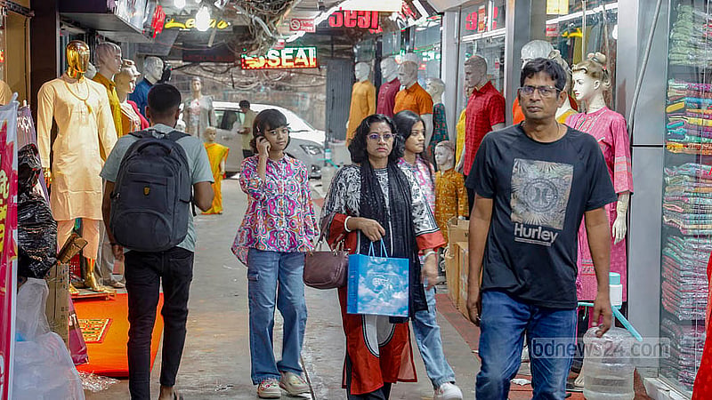 দুর্গোৎসবের মধ্যে ঢাকার আজিজ সুপার মার্কেটে অনেকেই আসছেন পূজার নতুন পোশাক কেনাকাটা করতে
