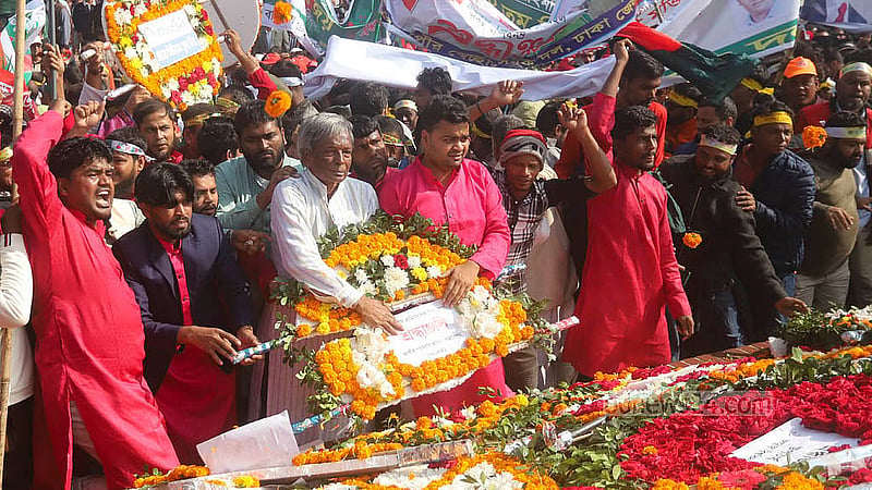 মুক্তিযুদ্ধে বাঙালির বিজয়ের ৫৩তম বার্ষিকীতে সোমবার সকালে জাতীয় স্মৃতিসৌধে শ্রদ্ধা জানায় বিভিন্ন সংগঠন