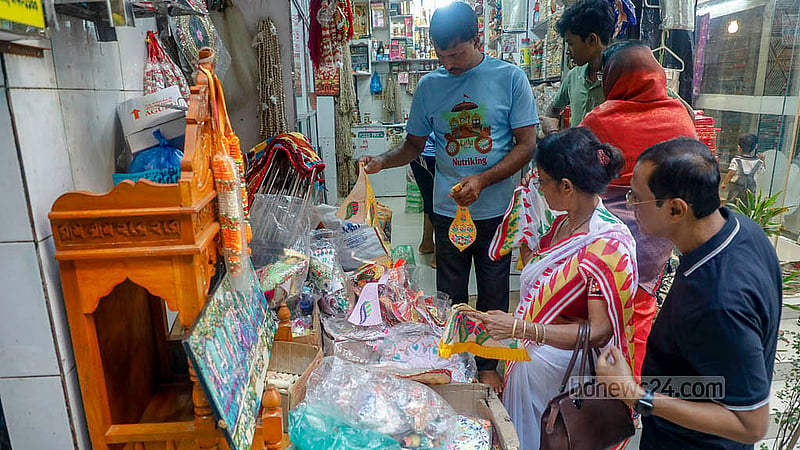 দুর্গাপূজা উপলক্ষে ঢাকার শাঁখারিবাজারে পূজার বিভিন্ন উপকরণ কিনতে এসেছেন ক্রেতারা