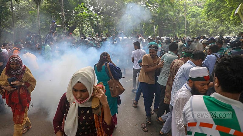 চাকরিতে আবেদনের বয়স ৩৫ বছর করার দাবিতে আন্দোলনকারীরা পূর্ব ঘোষণা অনুযায়ী সোমবার সকালে জাতীয় জাদুঘরের সামনে অবস্থান নেন। সেখান থেকে কয়েকশ আন্দোলনকারী প্রধান উপদেষ্টার বাসভবনের সামনে গেলে পুলিশ কাঁদুনে গ্যাস এবং সাউন্ড গ্রেনেড ছোড়ে