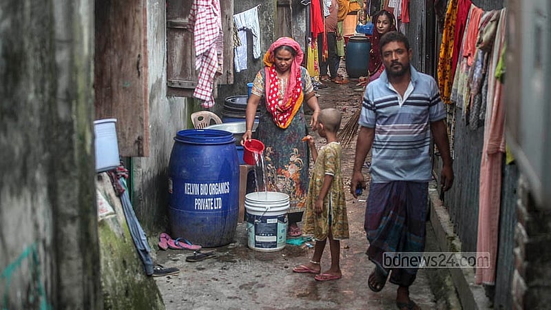 রাজধানীর ইব্রাহিমপুর এলাকায় দিনভর ওয়াসার পানি থাকে না, অল্প সময়ের জন্য আসে রাতে। কখনও আবার দুই থেকে তিন দিন পর পানি মেলে। এ অবস্থায় কয়েকটি ড্রামে ধরে রাখা পানিতেই চলে তাদের রান্না আর গোসলের কাজ