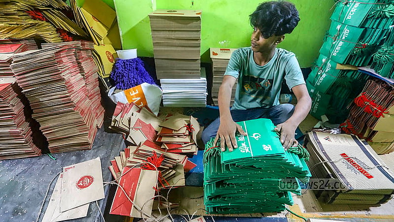 কাগজের শপিং ব্যাগ তৈরিতে ব্যস্ত সময় পার করছেন শ্রমিকরা। কেরানীগঞ্জের শহীদ নগর এলাকার একটি কারখানায় চাহিদা বাড়ায় কাজের তাড়া বেড়েছে তাদের