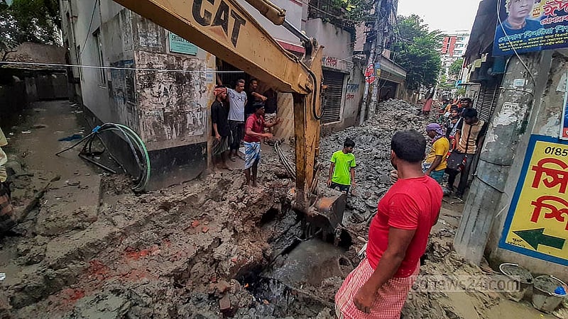 রাজধানীর ইব্রাহিমপুর এলাকার কামাল খান রোডে ওয়াসার পানির সংকট দীর্ঘ দিনের। এর মধ্যে সুয়ারেজ লাইন সংস্কারের কারণে পানির লাইন কাটা পড়ে ভোগান্তি আরও বেড়েছে