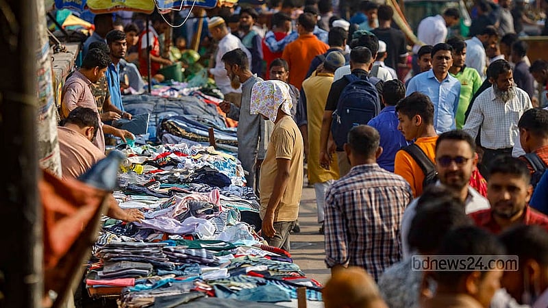 ঢাকার উত্তরার খিলক্ষেত এলাকায় যানজটে ঠাসা সড়কের একপাশে চলছে মেট্রোরেলের কাজ, হাঁটার জন্য ফুটপাত থাকলেও তা হকারদের দখলে