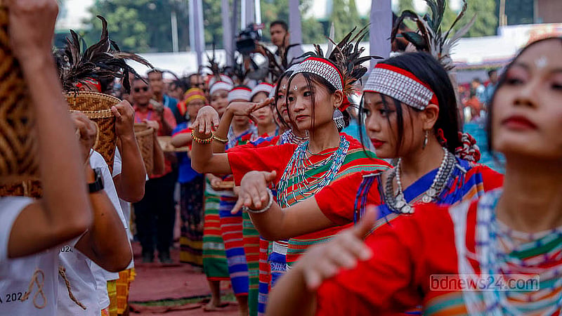 লালমাটিয়া হাউজিং সোসাইটি স্কুল অ্যান্ড কলেজ মাঠে শুক্রবার গারোরা নিজেরদের ঐতিহ্যবাহী পোশাক পরে নৃত্যের মাধ্যেমে বের করেন শোভাযাত্রা