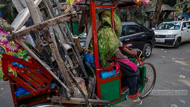 ধানমন্ডি ৫-এ শেখ হাসিনার বাসভবন সুধা সদনের বাড়ি থেকে লুট করা হচ্ছে নানান ধরনের মালামাল