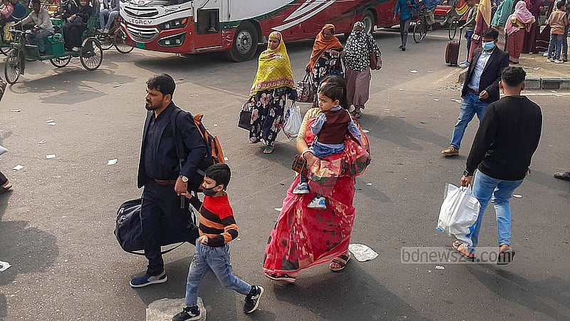 ঢাকার ধোলাইপাড় মোড়ে গাড়ির অপেক্ষায় দক্ষিণাঞ্চলের মানুষের উপচেপড়া ভিড়