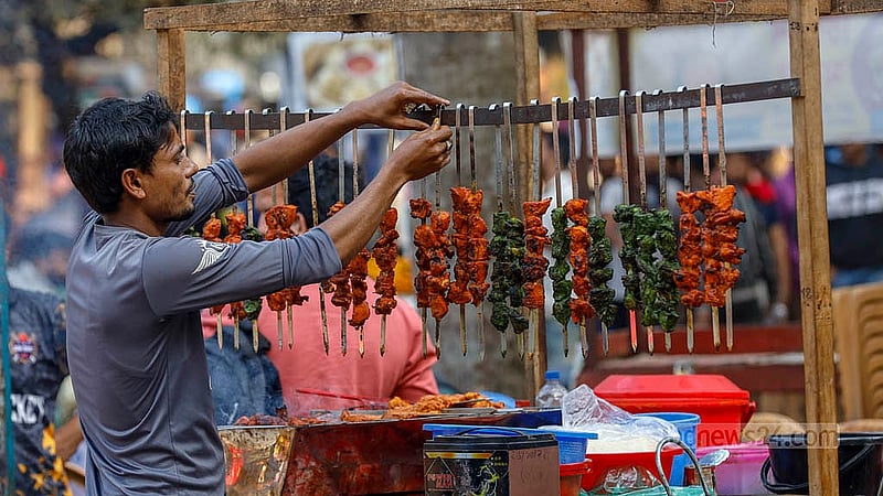 সোহরাওয়ার্দী উদ্যানের ভেতরে একটি দোকানে উন্মুক্ত রাখা হচ্ছে কাবাব। খালি হাতিই ধরা হচ্ছে এসব খাবার