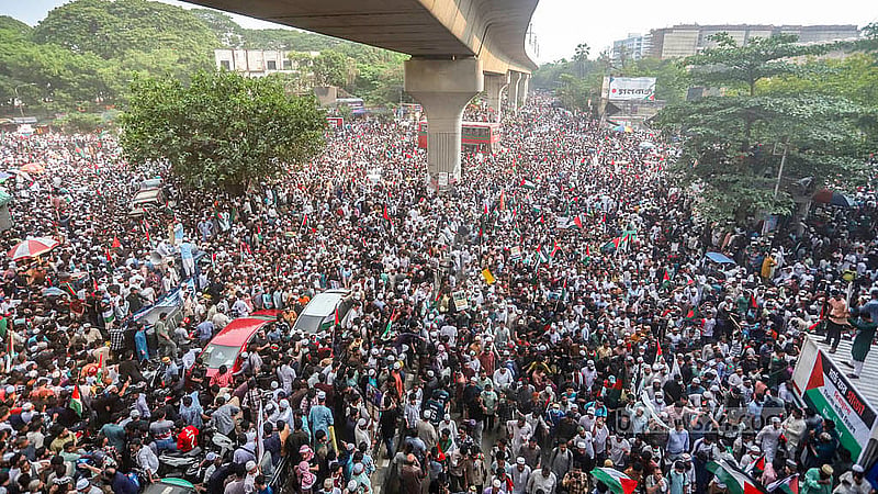 গাজায় দখলদার ইসরায়েলি বাহিনীর গণহত্যা ও আগ্রাসনের প্রতিবাদ জানাতে শনিবার ঢাকার সোহরাওয়ার্দী উদ্যানে ‘মার্চ ফর গাজা’ গণসমাবেশে মানুষের ঢল নামে। শাহবাগ এলাকা থেকে তোলা
