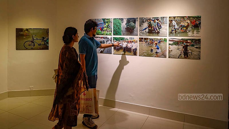 আলিয়স ফ্রঁসেজ দা ঢাকার লা গ্যালারিতে আলোকচিত্রী আবির আব্দুল্লাহর একক প্রদর্শনী 'ট্রাবলিং রেইন’ ঘুরে দেখছেন দর্শনার্থীরা