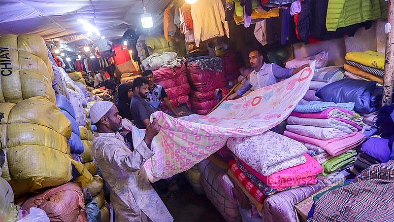 ঢাকার সদরঘাট এলাকায় পাইকারি এই মার্কেটে আমদানি করা পুরনো কম্বল কিনছে মানুষ