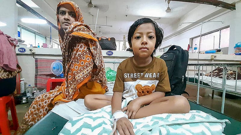 এক মাস পেরোলেও জ্বর সারেনি ৬ বছর বয়সী জান্নাত আরার। উন্নত চিকিৎসার জন্য চারদিন আগে চাঁদপুর থেকে এসে ভর্তি হয়েছে বাংলাদেশ শিশু হাসপাতাল ও ইনস্টিটিউটে