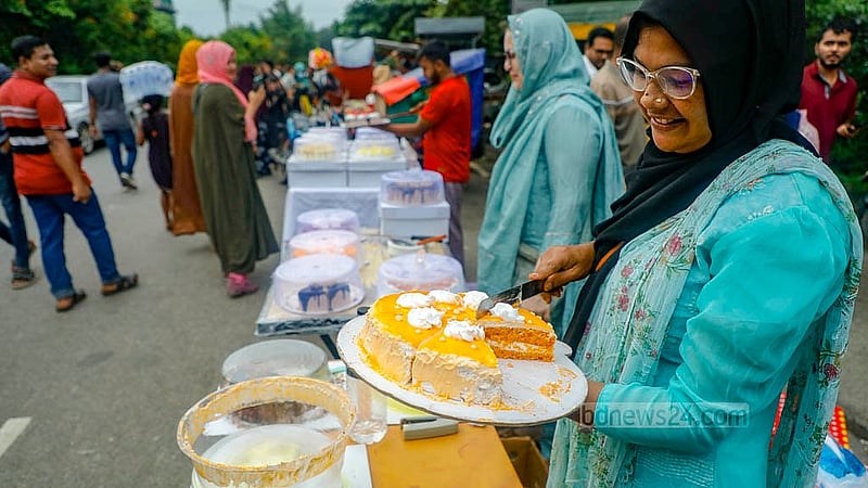 রাজধানীর আগারগাঁও নির্বাচন ভবনের সামনের সড়কজুড়ে বিভিন্ন ধরন ও স্বাদের কেকের পসরা সাজিয়ে বসেছেন নানা বয়সের উদ্যোক্তারা যাদের বেশির ভাগই নারী