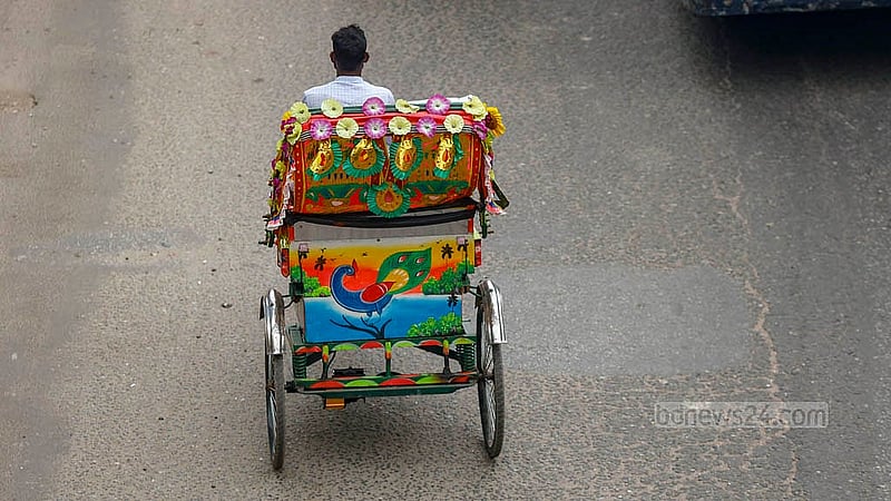 ঢাকার অলিগলিতে ব্যাটারি রিকশা চলার কথা থাকলেও এখনো প্রধান সড়কগুলোতে দিব্যি চলছে এসব অবৈধ যান