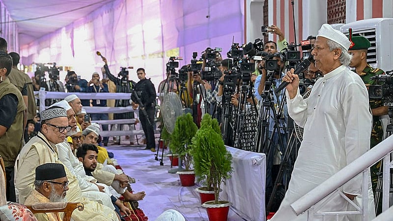 জাতীয় ঈদগাহে সোমবার ঈদুল ফিতরের প্রধান জামাতে অংশ নেওয়ার পর শুভেচ্ছা বক্তব্য রাখেন প্রধান উপদেষ্টা মুহাম্মদ ইউনূস