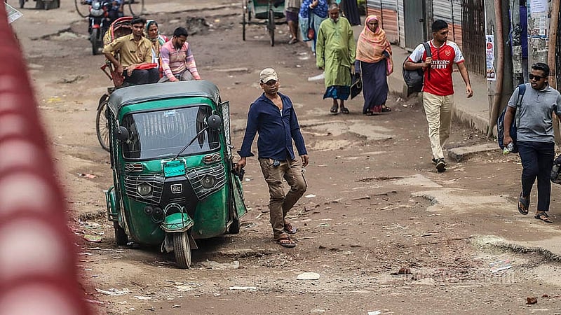 খানাখন্দে ভরা দোলাইপাড় ও যাত্রাবাড়ীর মধ্যকার সড়কটিতে ঝুঁকি নিয়ে চলাচল করে হাজারো যানবাহন