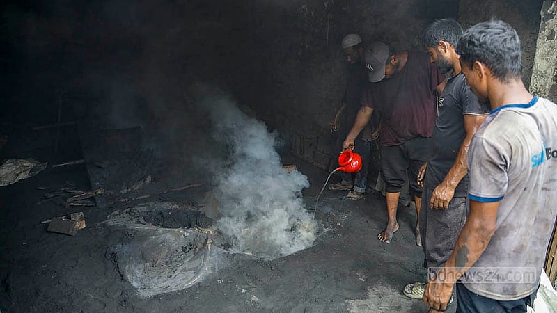 ঢাকার কেরাণীগঞ্জের চরকালীগঞ্জে প্রপেলার তৈরির একটি কারখানায় বালির ছাঁচের মধ্যে গলিত পিতল ঠান্ডা করার জন্য ঢালা হচ্ছে পানি