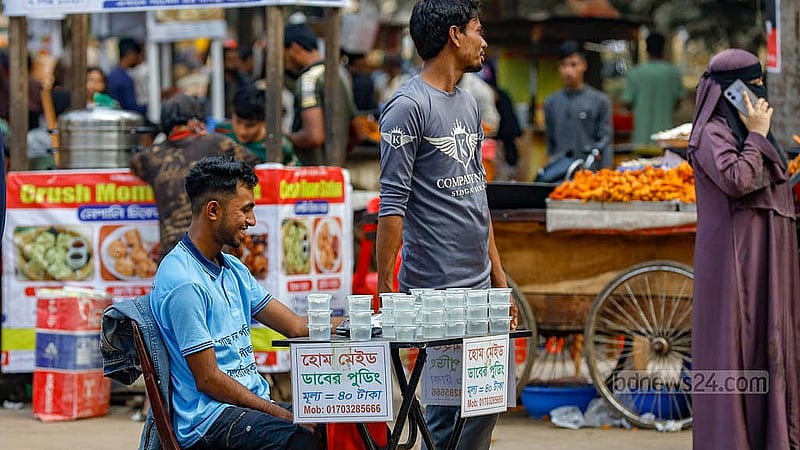 সোহরাওয়ার্দী উদ্যানের ভেতরে দই, মিষ্টি থেকে শুরু করে পাওয়া যাবে ডাবের পুডিংসহ নানা ধরনের মিষ্টি খাবার