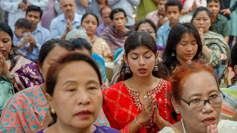 বুদ্ধ পূর্ণিমা উপলক্ষে রোববার রাজধানীর সবুজবাগে ধর্মরাজিক বৌদ্ধ বিহারে বৌদ্ধ মূর্তির সামনে প্রার্থনারত পুণ্যার্থীরা