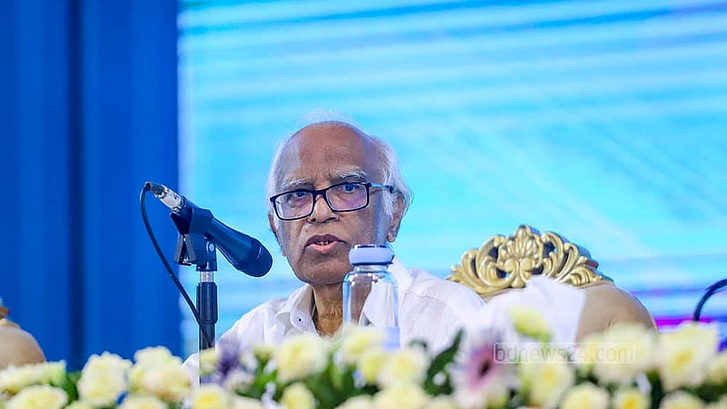 ২০২৫-২৬ অর্থবছরের বাজেট উপস্থাপনের পরদিন ঢাকার ওসমানী স্মৃতি মিলনায়তনে সাংবাদিকদের প্রশ্নের উত্তর দেন পরিকল্পনা উপদেষ্টা ওয়াহিদউদ্দিন মাহমুদ