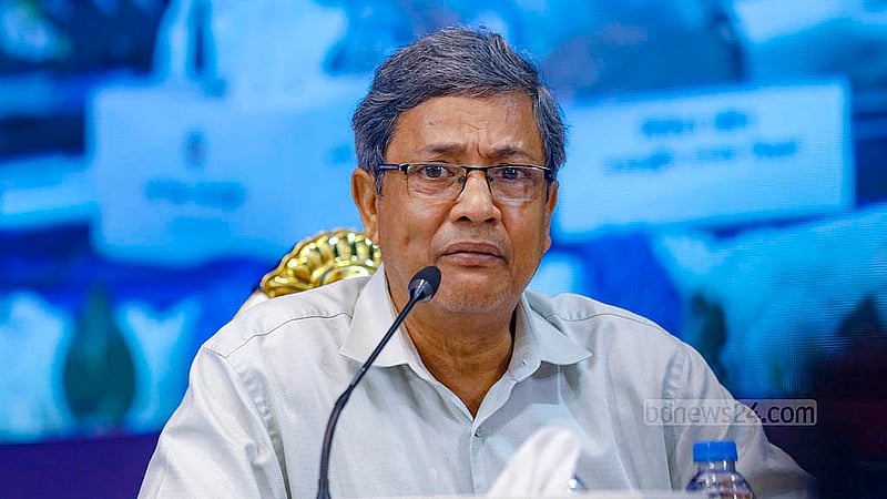 ঢাকার ওসমানী স্মৃতি মিলনায়তনে শুক্রবার বাজেট পরবর্তী সংবাদ সম্মেলনে সাংবাদিকদের প্রশ্নের উত্তর দেন এনবিআরের চেয়ারম্যান আবু হেনা মো. রহমাতুল মুনিম