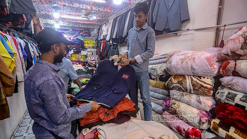পুরনো শীতের পোশাক কমদামে কিনতে অনেকেই ভিড় করেন সদরঘাটের পাইকারি মার্কেটে
