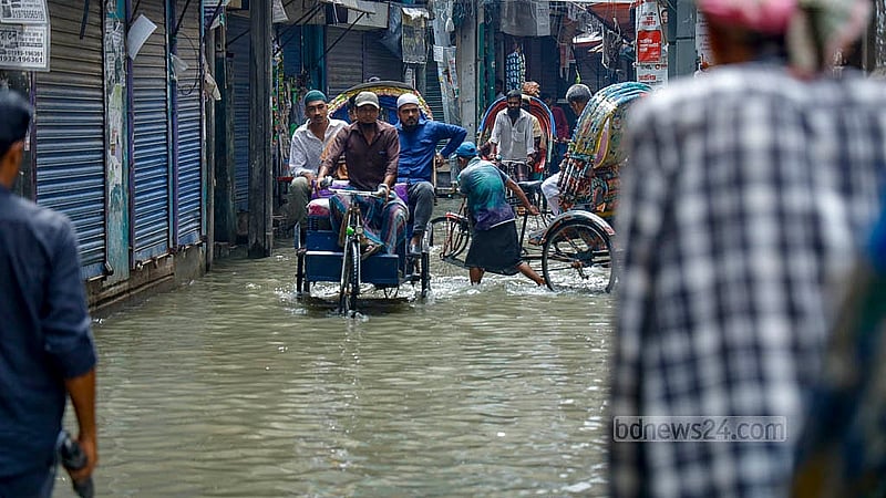 দীর্ঘ সময় ধরে জলাবদ্ধতার যন্ত্রণায় আছেন পুরান ঢাকার বংশালের আব্দুল হাদী লেনের বাসিন্দারা। ময়লা পানি মাড়িয়ে তাদের যাতায়াত করতে হচ্ছে