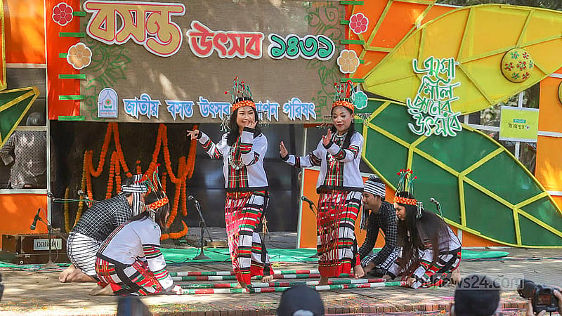 ঢাকা বিশ্ববিদ্যালয়ের চারুকলার বকুলতলায় শুক্রবার সকালে বসন্ত উৎসবে শিল্পীদের দলীয় নৃত্য পরিবেশনা