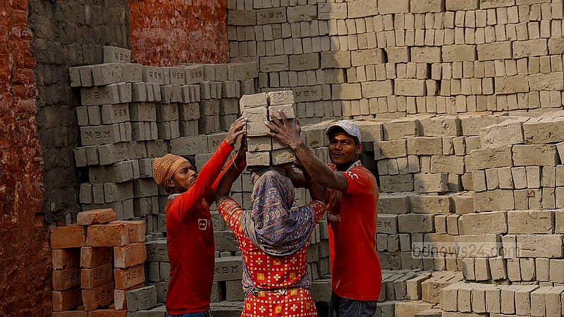 রোদে শুকাতে দেওয়া ইট মাথায় করে ভাটায় নেওয়া হচ্ছে পোড়ানোর জন্য। চুল্লির কাছে নেওয়ার কাজও করে থাকেন নারীরা
