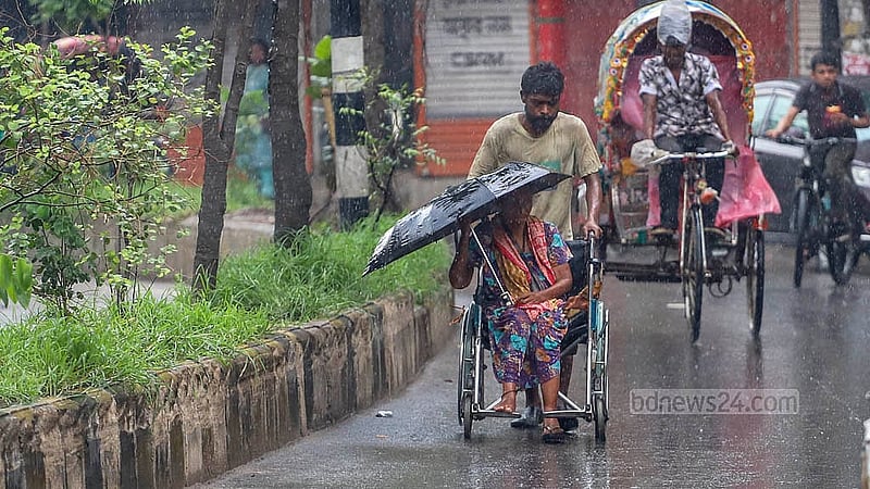 ঢাকায় সোমবার দুপুরে বৃষ্টিতে কিছুটা ভোগান্তিতে পড়েন অনেকে