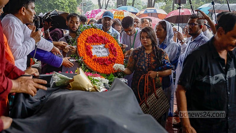 বরেণ্য শিল্পী ফরিদা পারভীনকে শেষবারের মত দেখতে রোববার অনেকেই আসেন কেন্দ্রীয় শহীদ মিনার প্রাঙ্গণে