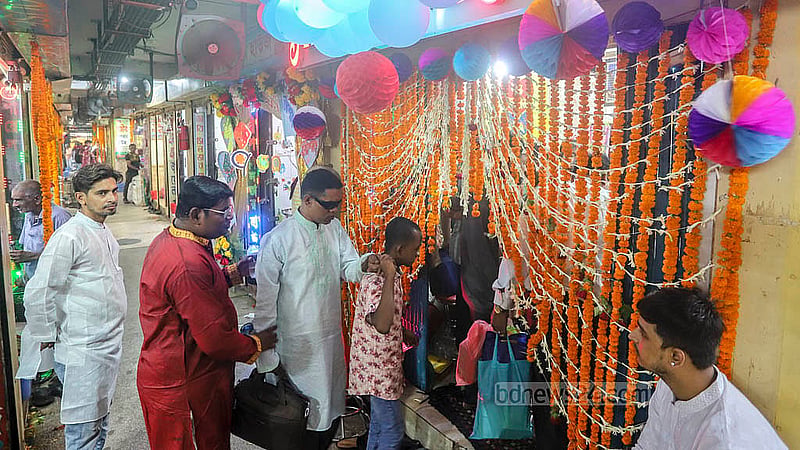 তাঁতীবাজার মূলত সোনা-রুপার গয়না বেচাকেনার জন্য পরিচিত। ফলে হালখাতার রেশ এ বাজারেই বেশি চোখে পড়ে