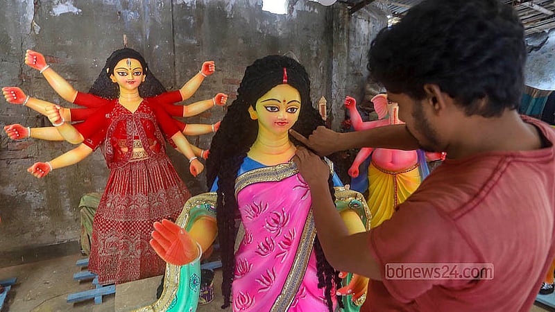 রঙিন কাপড়ে সাজছে দেবী দুর্গা; সোমবার রাজধানীর বাংলাবাজার শ্রী শ্রী প্রাণ বল্লভ জিঁউ মন্দিরে প্রতিমা প্রস্তুতে ব্যস্ত সময় পার করছেন কারিগররা