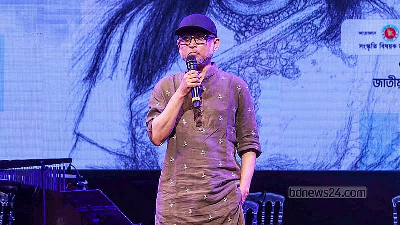 শিল্পকলা একাডেমির জাতীয় নাট্যশালা মিলনায়তনে রোববার সন্ধ্যায় ‘শুধু গান গেয়ে পরিচয়’ শীর্ষক অনুষ্ঠানে স্বাগত বক্তব্য দেন সংস্কৃতি বিষয়ক মন্ত্রণালয়ের উপদেষ্টা মোস্তফা সরয়ার ফারুকী।