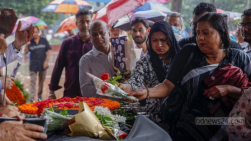 বরেণ্য শিল্পী ফরিদা পারভীনকে শেষবারের মত দেখতে রোববার অনেকেই আসেন কেন্দ্রীয় শহীদ মিনার প্রাঙ্গণে