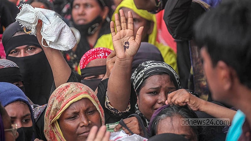 টিসিবির ট্রাকসেলের লাইনে দাঁড়ানো মানুষের হাতে লিখে দেওয়া হয় সিরিয়াল নম্বর। পণ্য পেতে বিক্রয়কর্মীদের উদ্দেশে সেই হাত তুলে ধরেন তারা। বৃহস্পতিবার রাজধানীর শনিরআখড়া এলাকায় তোলা