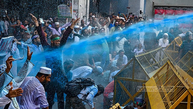 জলকামান ব্যবহারের মধ্যেই বুধবার পুলিশ ব্যারিকেডের সামনে স্লোগান দেন আন্দোলনকারী এবতেদায়ী মাদ্রাসা শিক্ষকরা