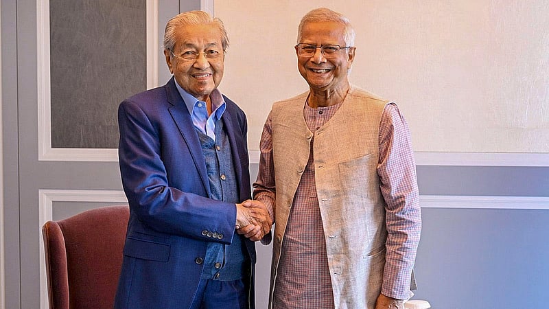 মালয়েশিয়ার সাবেক প্রধানমন্ত্রী মাহাথির মোহাম্মদ বৃহস্পতিবার টোকিওর একটি হোটেলে প্রধান উপদেষ্টা মুহাম্মদ ইউনূসের সঙ্গে সৌজন্য সাক্ষাৎ করেন