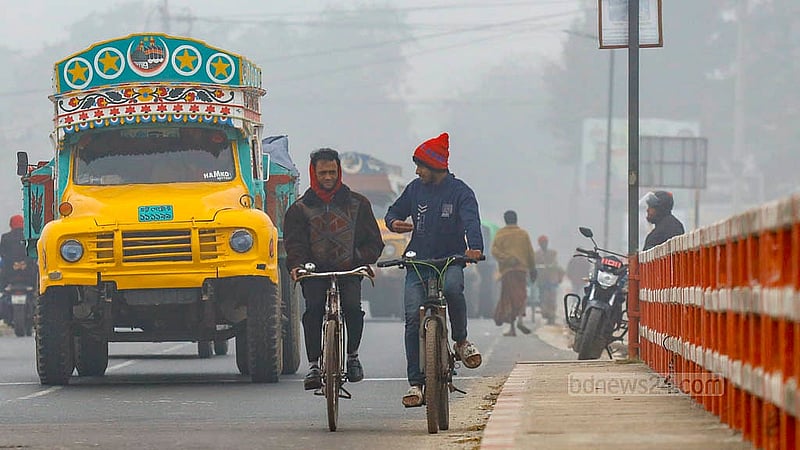 ঢাকা ও তার আশেপাশের এলাকায় বৃহস্পতিবার ঘন কুয়াশার সঙ্গে পড়েছে কনকনে শীত। এদিন ভর দুপুরেও মানিকগঞ্জের ধল্লা সেতু ছিল কুয়াশায় ঢাকা